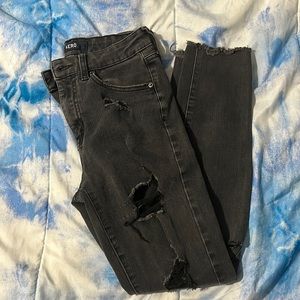 Women’s Size 6 Black High Rise AERO Ripped Jeans